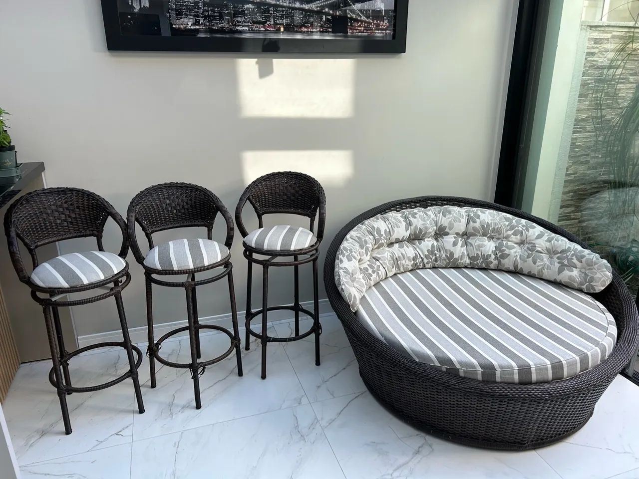 Conjunto de Namoradeira com 3 banquetas.