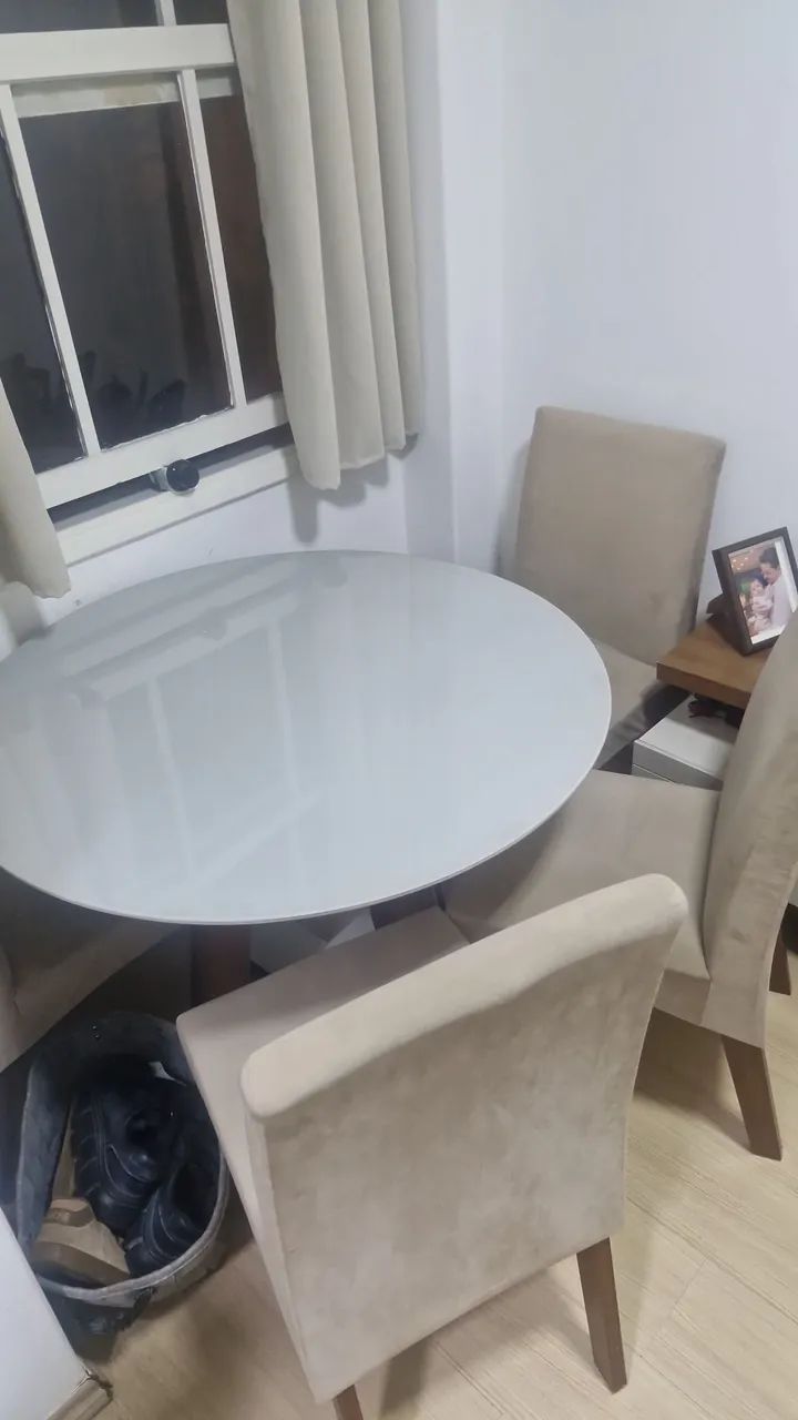 Mesa de jantar redonda com tampo de vidro
