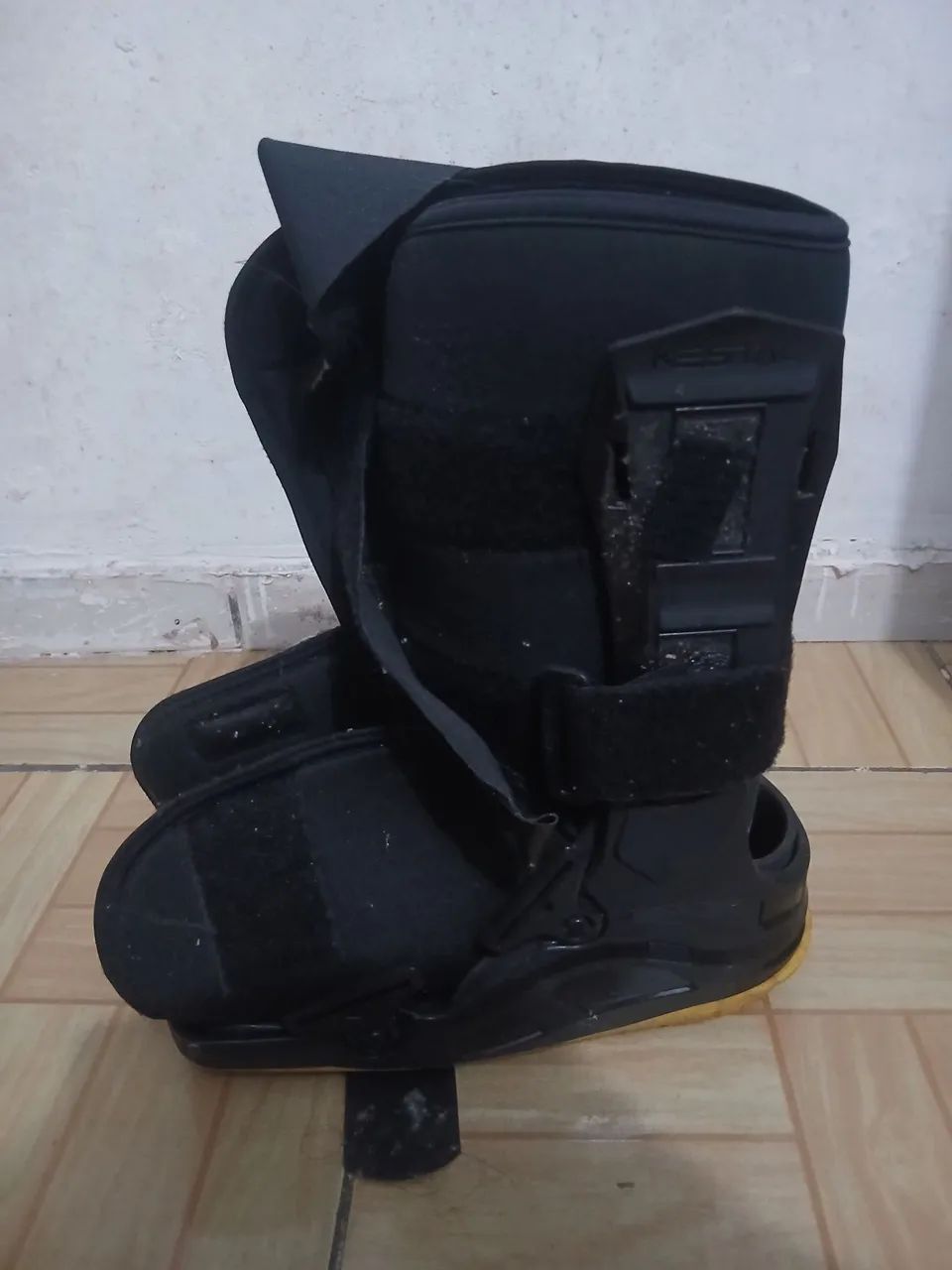 MULETA + BOTA ORTOPÉDICA