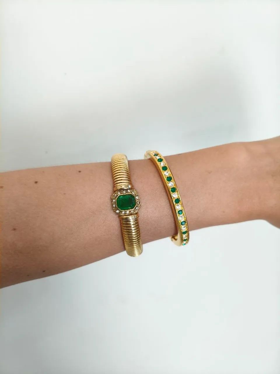 2 pulseiras dourada com pedras strass verde banhadas 