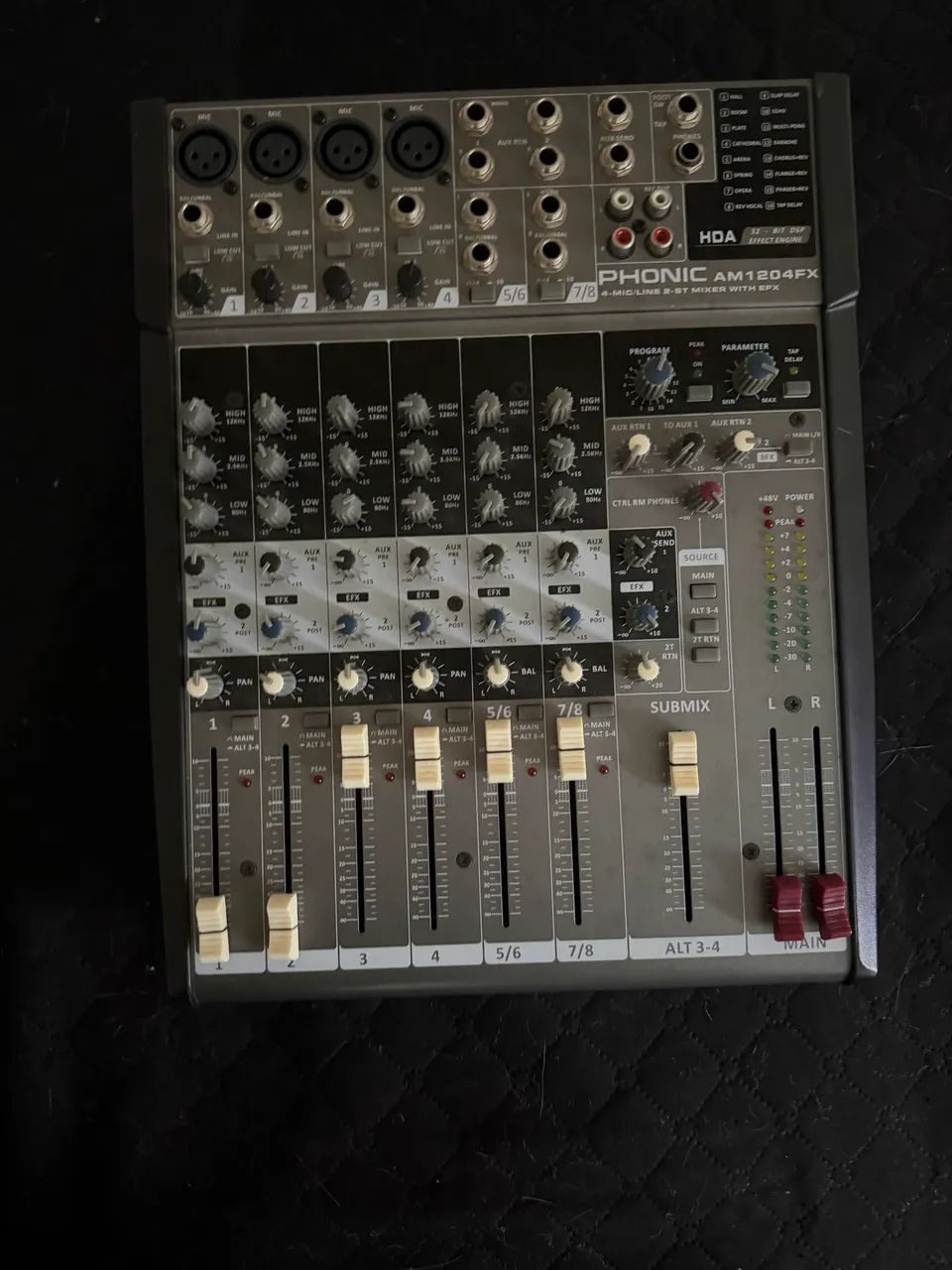 Mesa de som Phonic AM1204FX