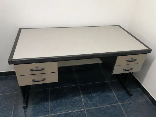 MESA MARCA ERITEX COM 4 GAVETAS MEDIDAS 155X70X70                              