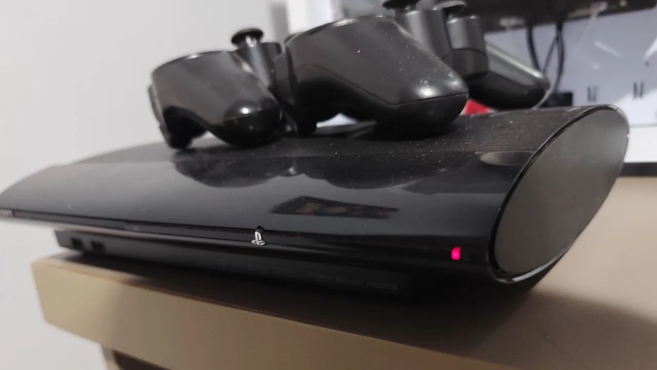 ps3 super slim + 2 controles  - Foto 3