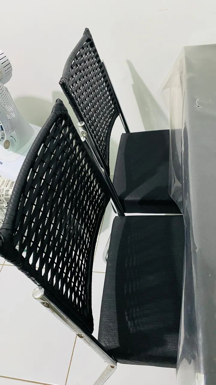 Conjunto mesa preta + 4 cadeiras, semi-novo e bem conservado.