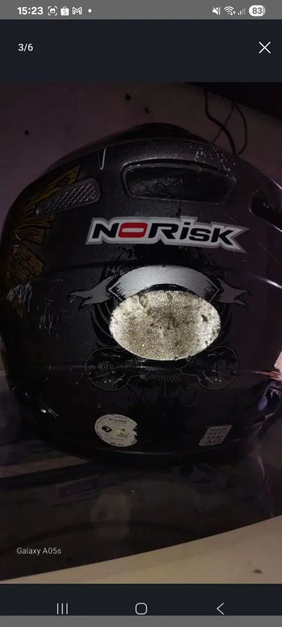Capacete usado com um lado da viseira solta - Foto 2