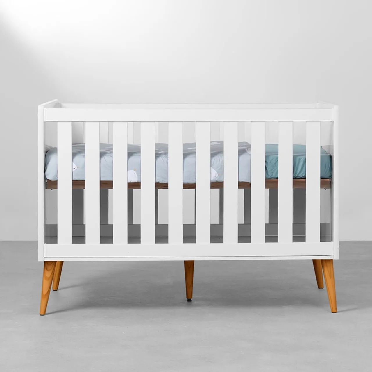 Berço Mini Cama Theo com Pés Retrô Mel - Branco
