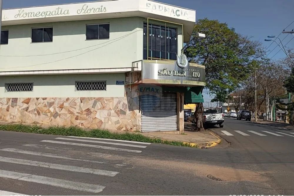 Prédio comercial na Cidade de São Pedro//SP. 2 pavimentos / Flexibilidade para locação.