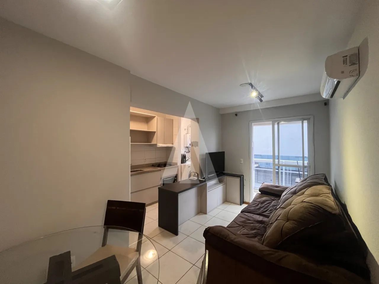APARTAMENTO COM SUÍTE E MOVEIS SOB MEDIDA NO BAIRRO SANTO ANTÔNIO.