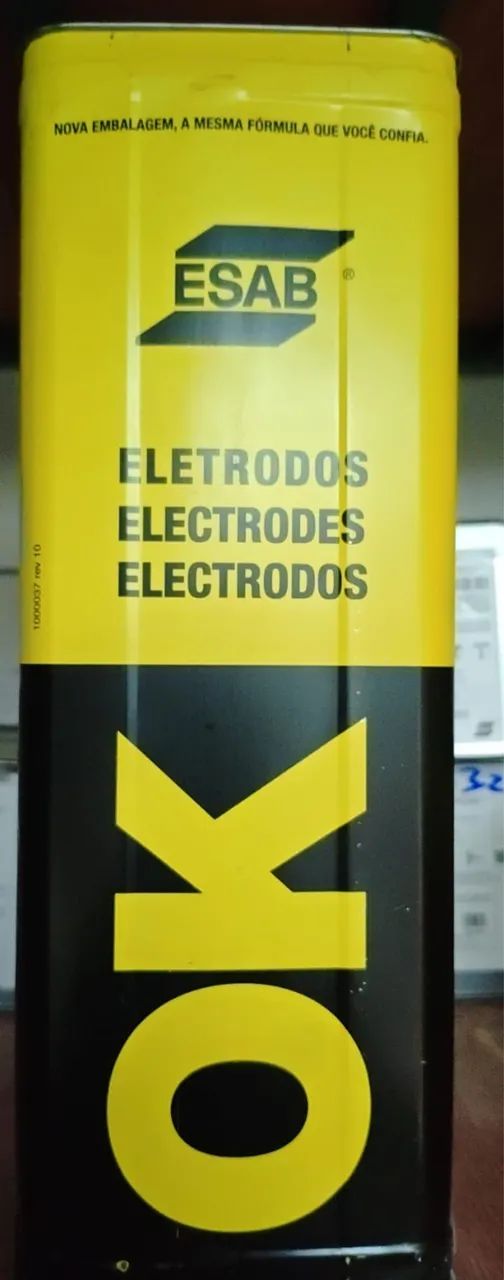 Materiais de tinta e serralharia 