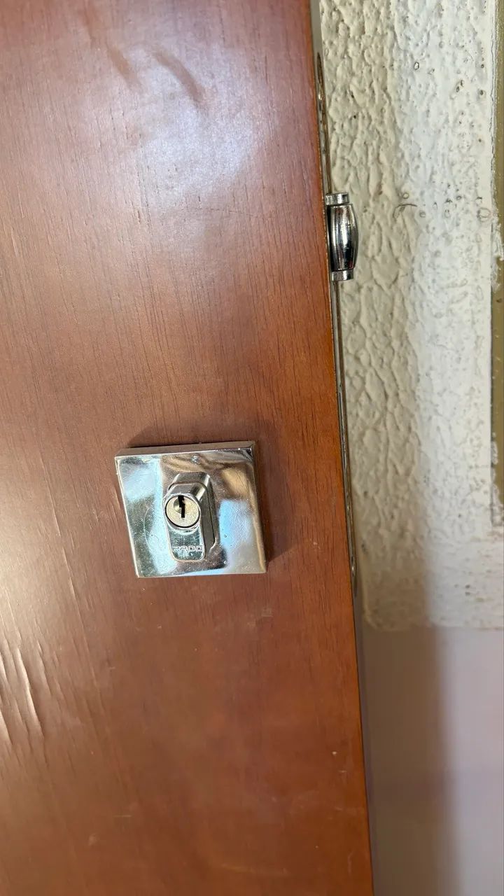 Porta madeira 1m x 2.10m - pivotante ou colocar dobradiça - com fechadura - Foto 4
