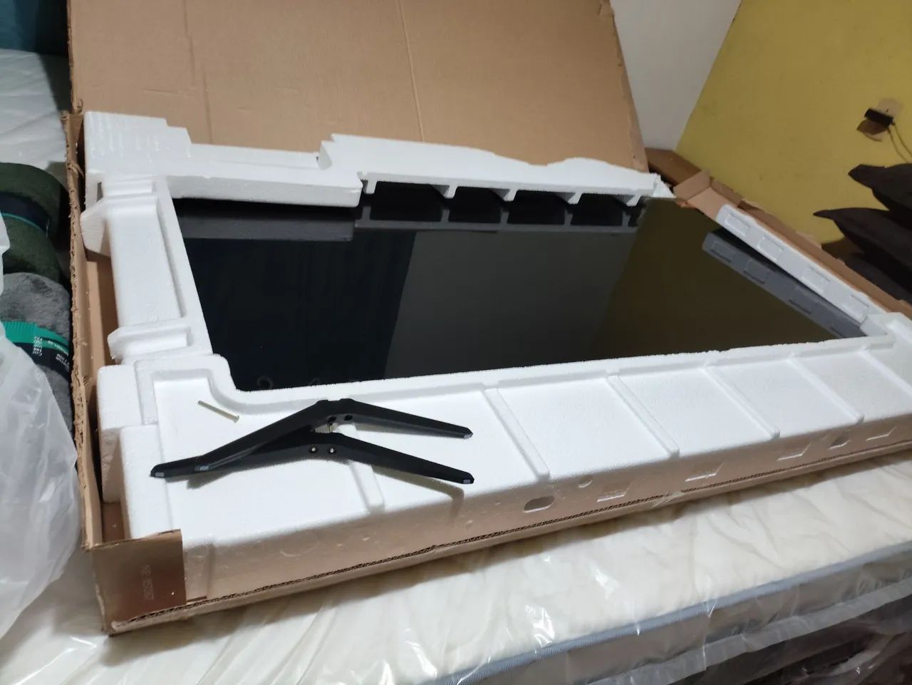 Smart tv 65 polegadas marca TCL na caixa 