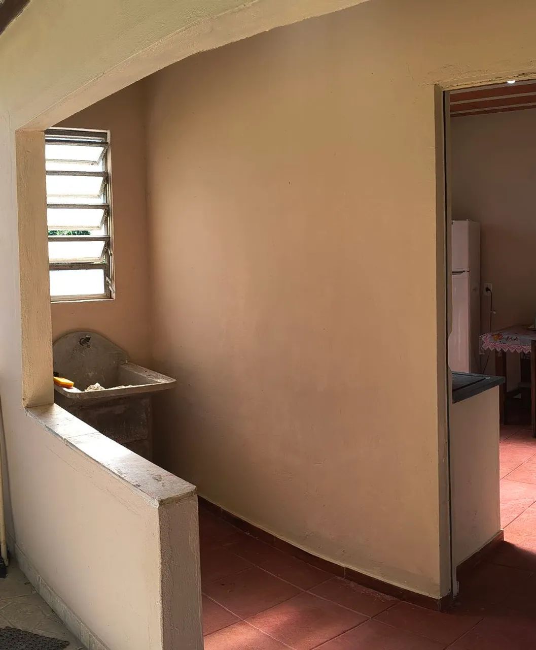 Casa espaçosa com 4 lotes de terreno em Monjolos, SG - Foto 3
