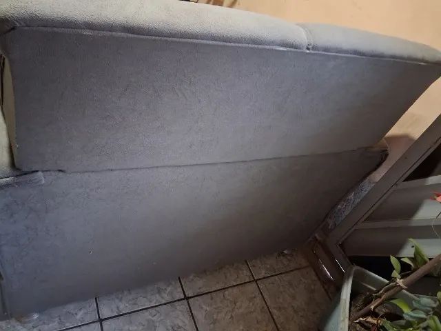 VENDO UM SOFÁ DE 3 LUGARES - USADO R$ 100,00 - Foto 4