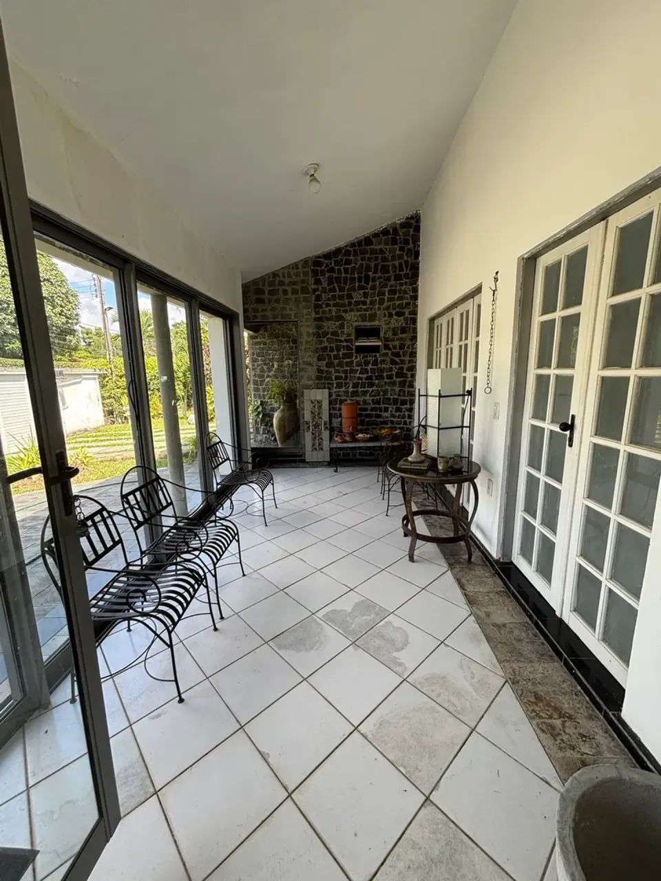 CASA COM ARQUITETURA MODERNA, BEIRA DE PISTA. - Foto 9