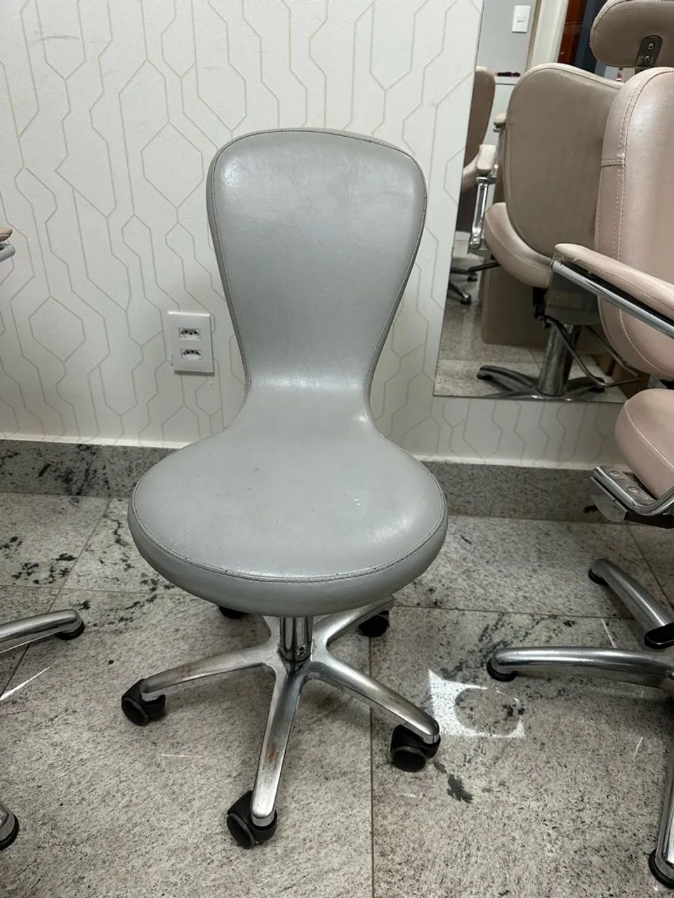 Vendo Cadeira de Maquiagem e Mocho  - Foto 5