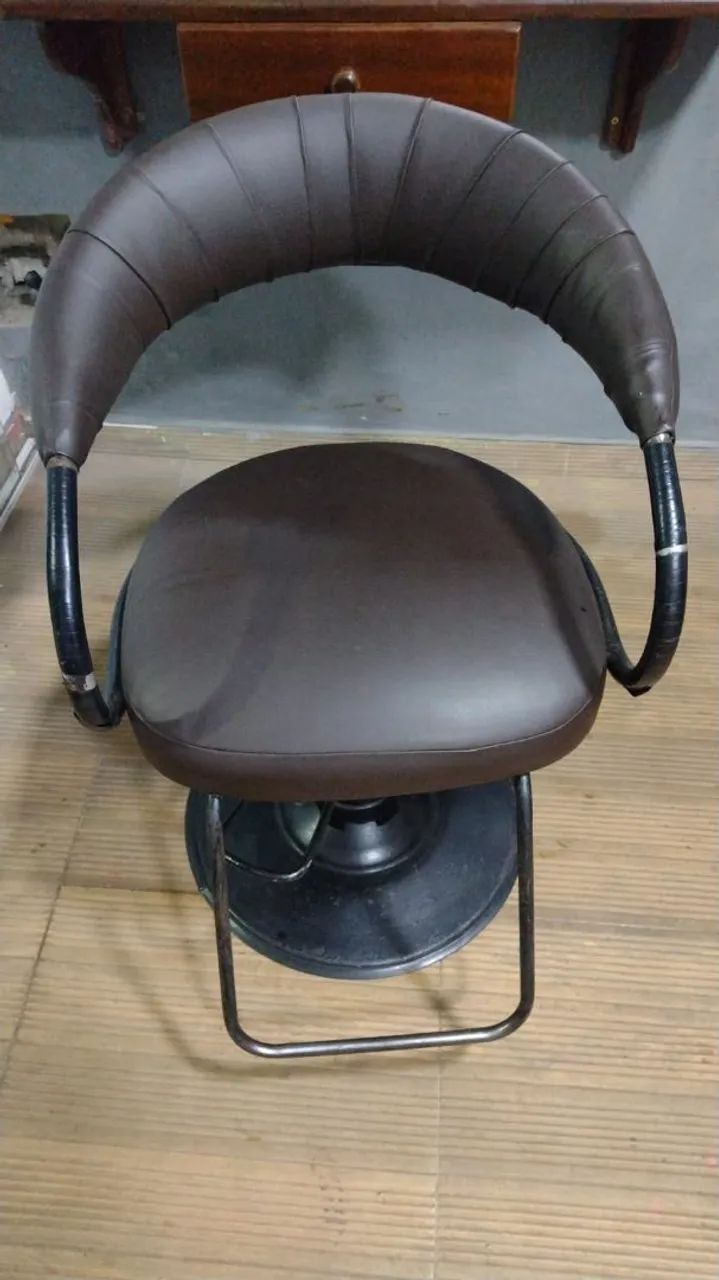 Vendo cadeira e bancada de barbeiro 