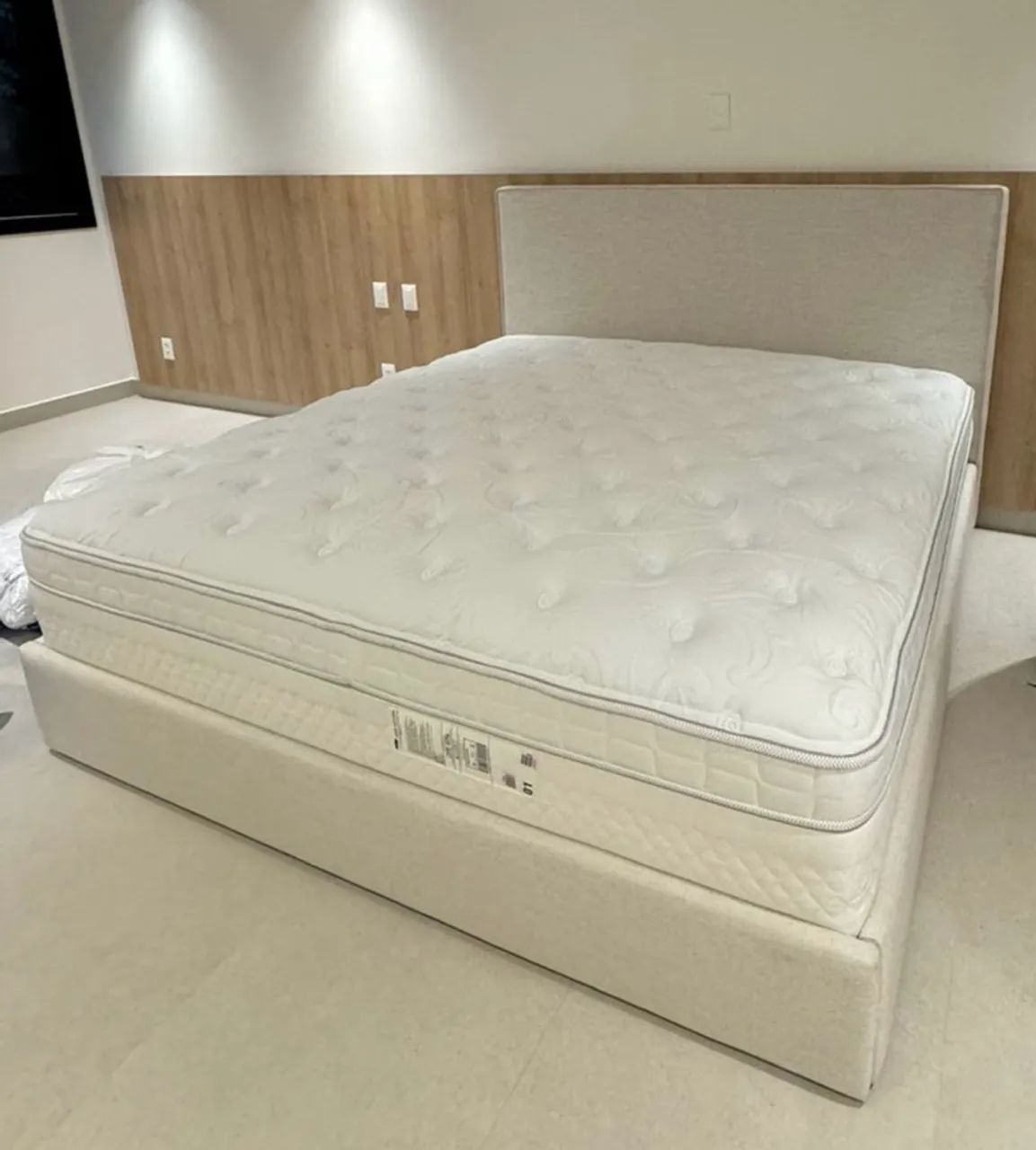 Cama King completa base e cabeceira de linho + Colchão!! Excelente estado - Foto 2