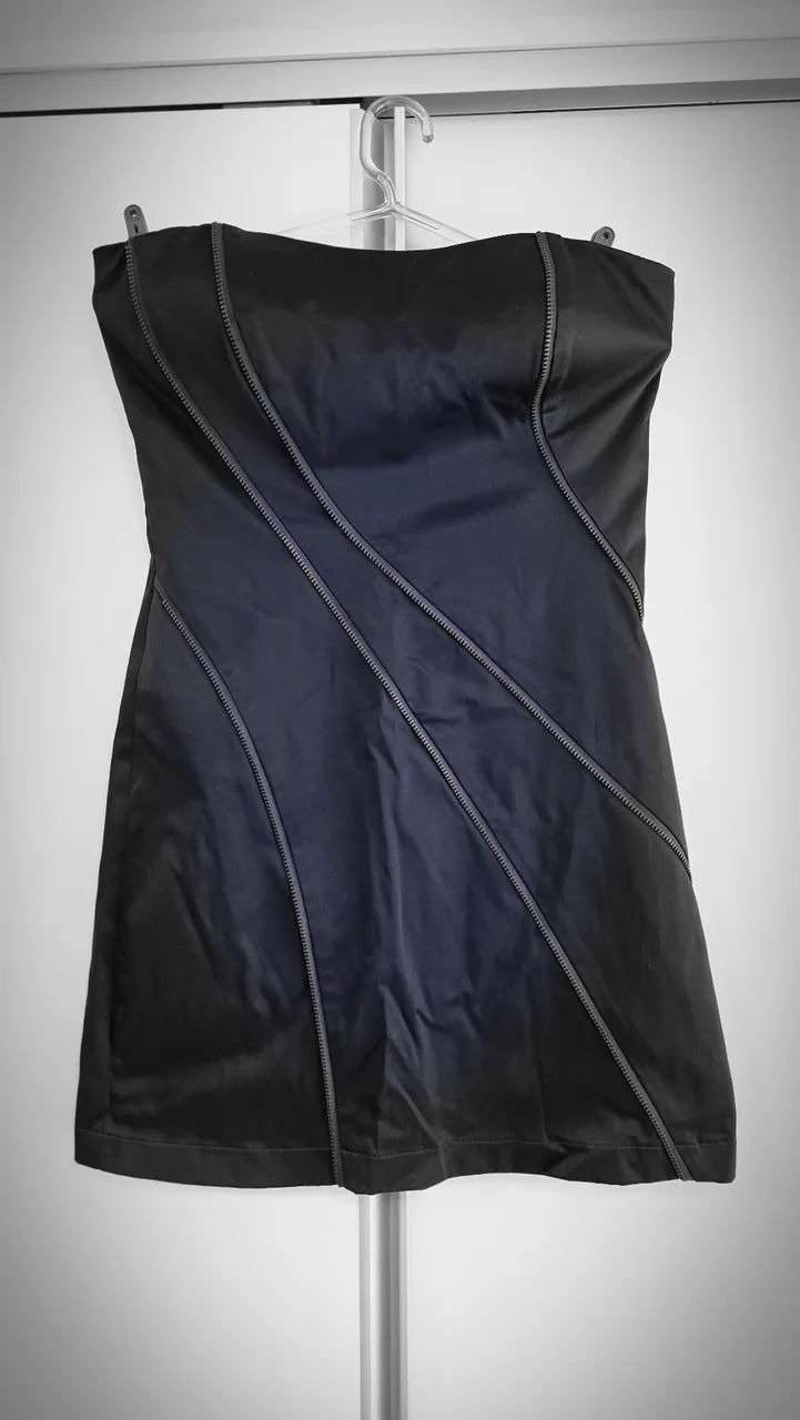 Vendo vestido preto tomara que caia. 