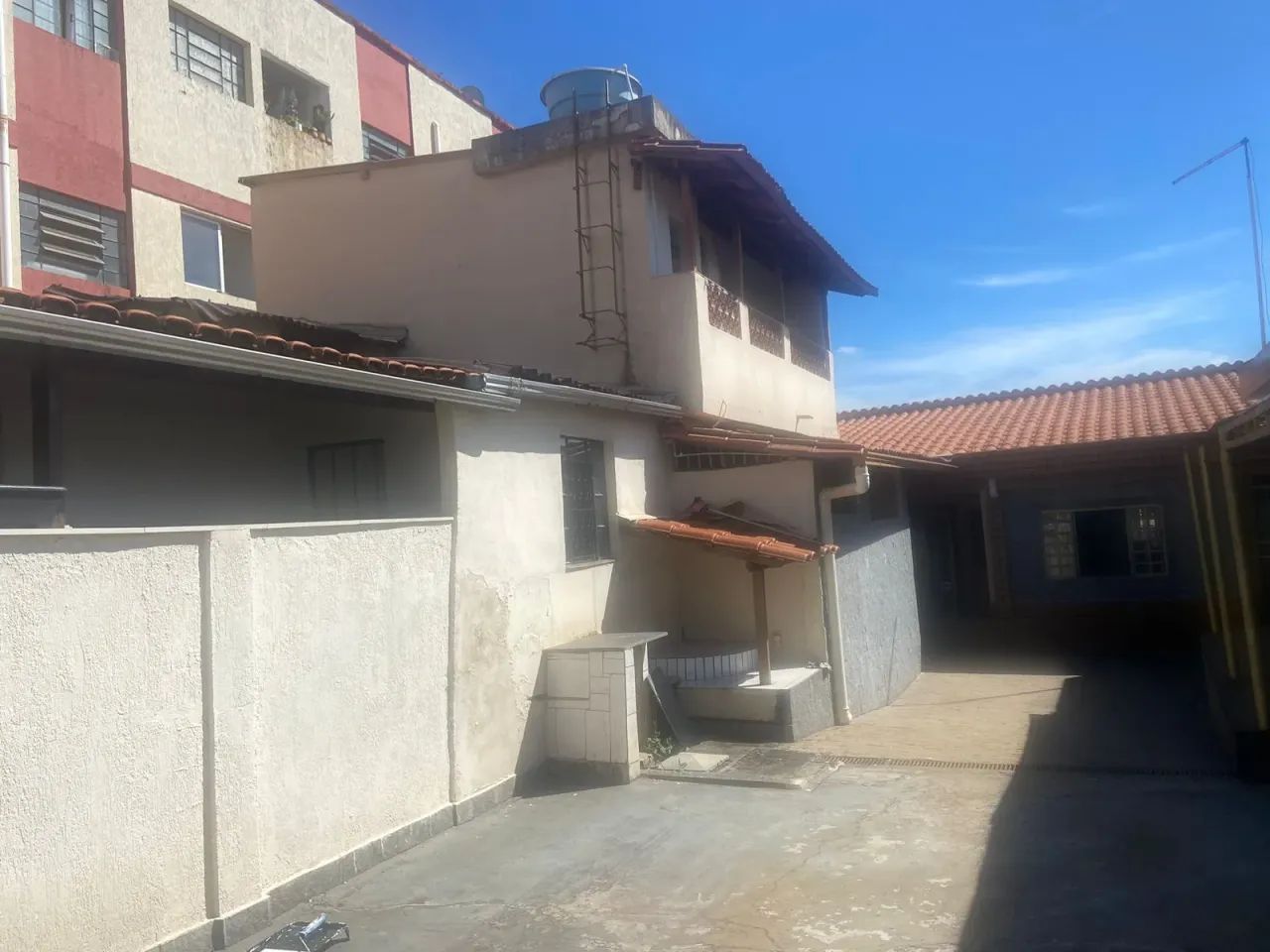 Casa e loja comercial à venda em Contagem/MG.