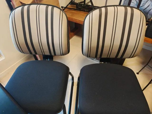 Conjunto com 2 Cadeiras Estofadas - Escritório / Sala