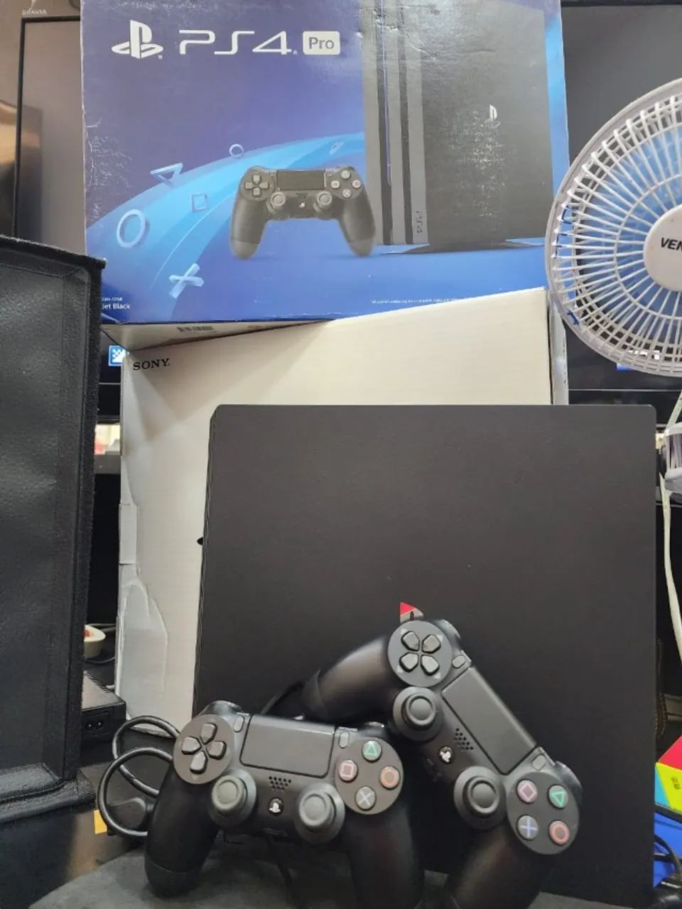 PS4 Pro + 2 Controles + Jogo + Caixa e Acessórios - Foto 3