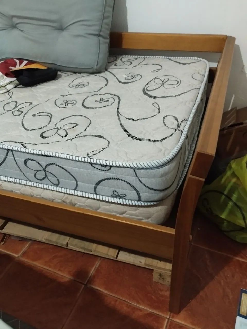 Cama solteiro (madeira estilo sofá)