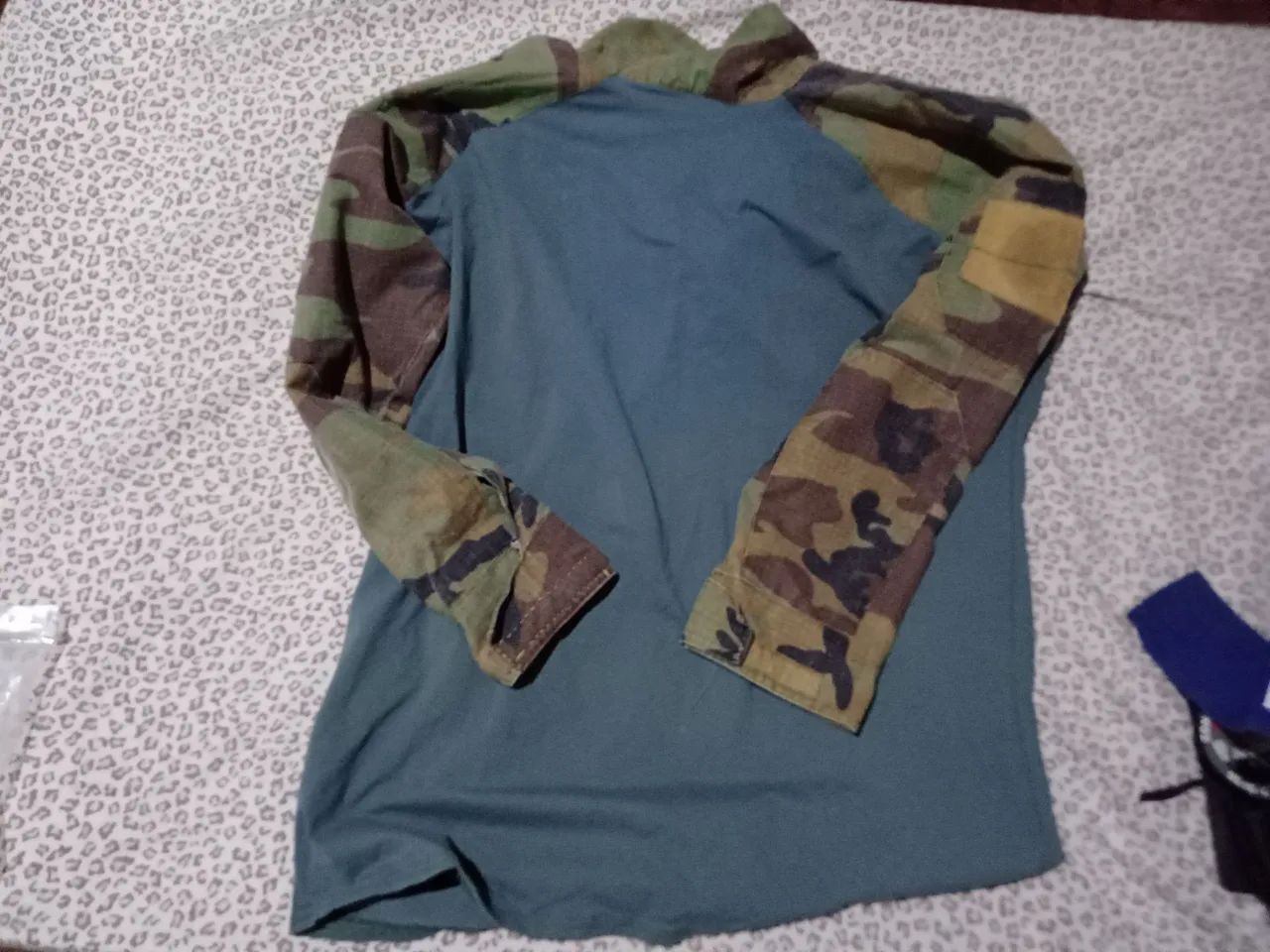 Camisa tática combat shirt camuflada  e acessórios. 