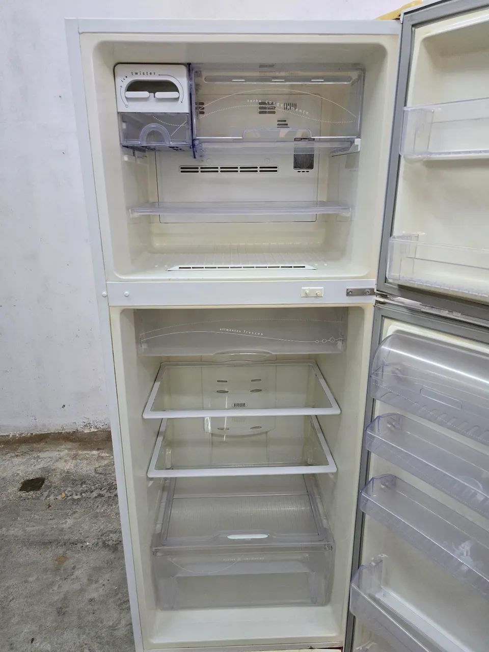 Geladeira Eletrolux branca  - Foto 4