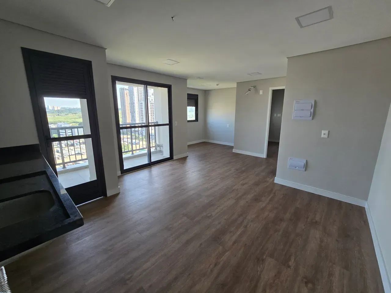 Apartamento com living ampliado e 1 dormitório para locação.