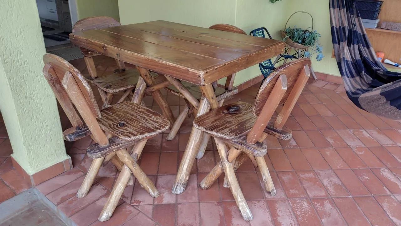 Mesa madeira maciça com 4 cadeiras.  - Foto 5
