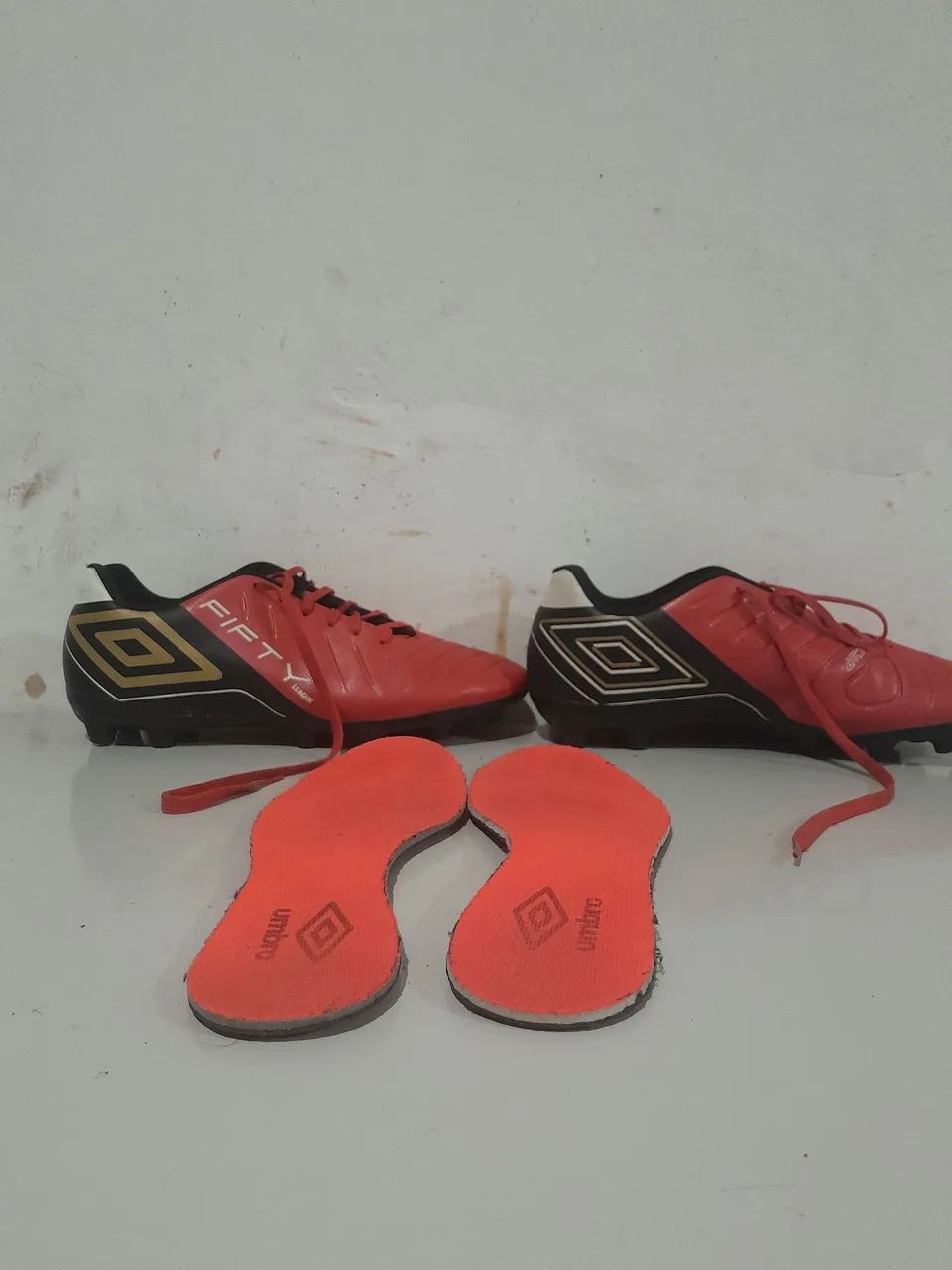 CHUTEIRA UMBRO FIFTY LAEGUE. Tamanho: 40. (Original da centauro) - Foto 3