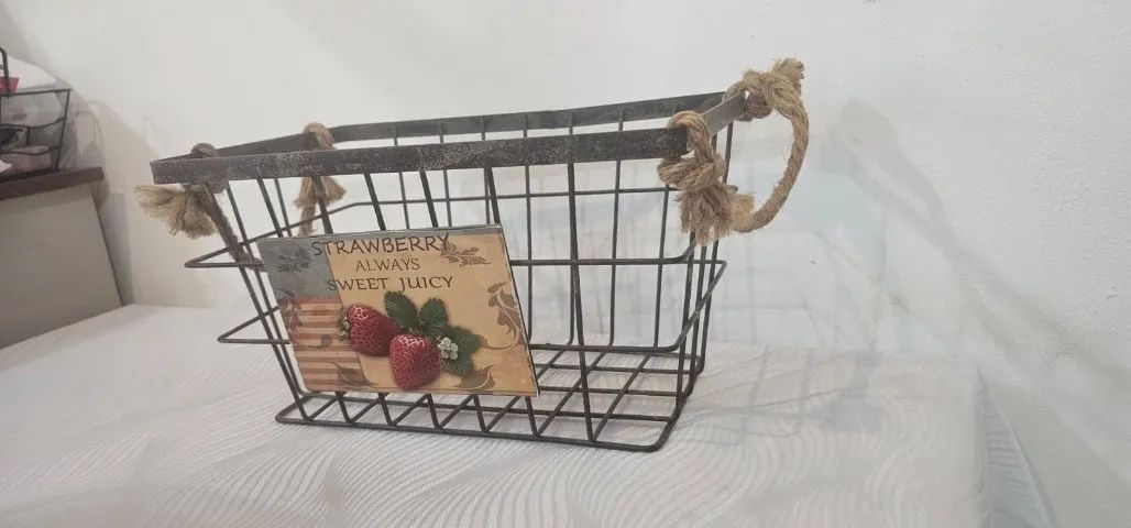 Cesta de ferro decorativa morangos