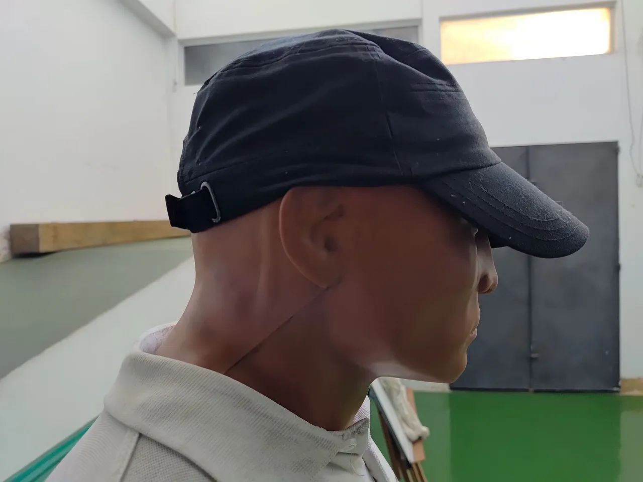 Este boné militar da Adidas é feito de tecido preto e possui um detalhe em - Foto 3