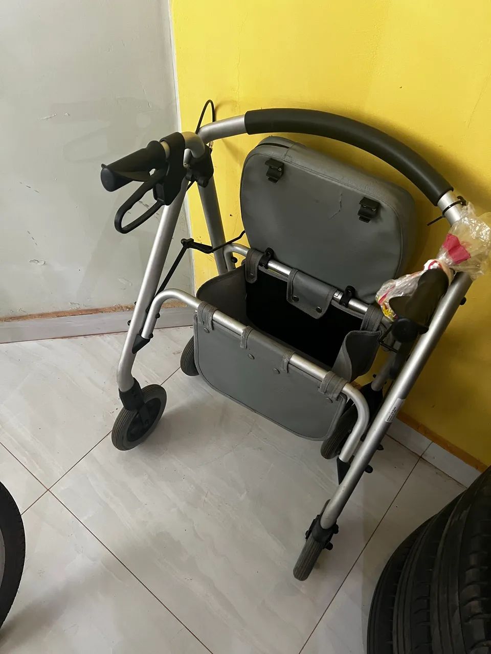 Andador com rodas - Foto 4