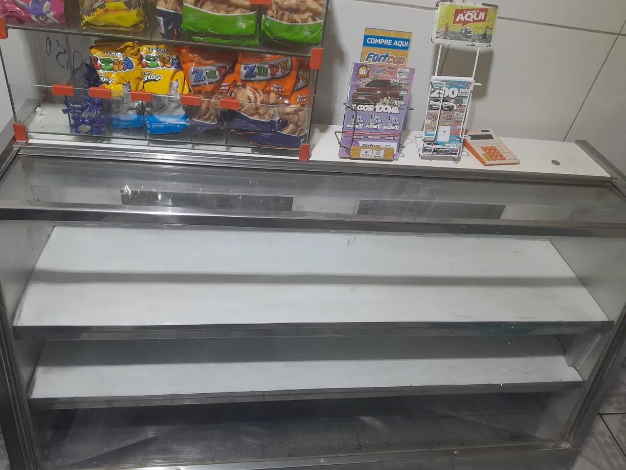 Vitrine natural bem conservada - Foto 2