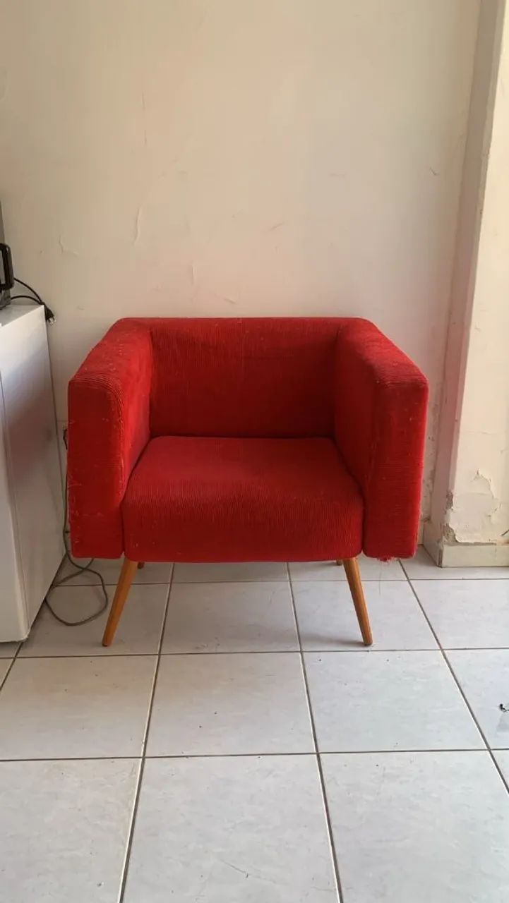 Poltrona em tecido e pés palito 