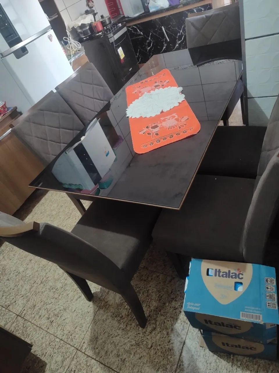 Estou vendendo essa mesa com 6 cadeiras 