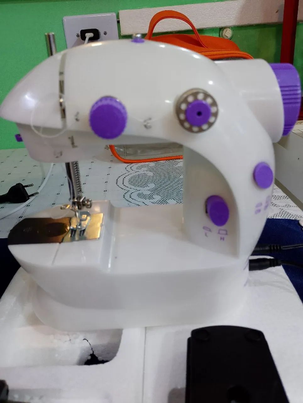 Mini máquina de costura nova na caxa 
