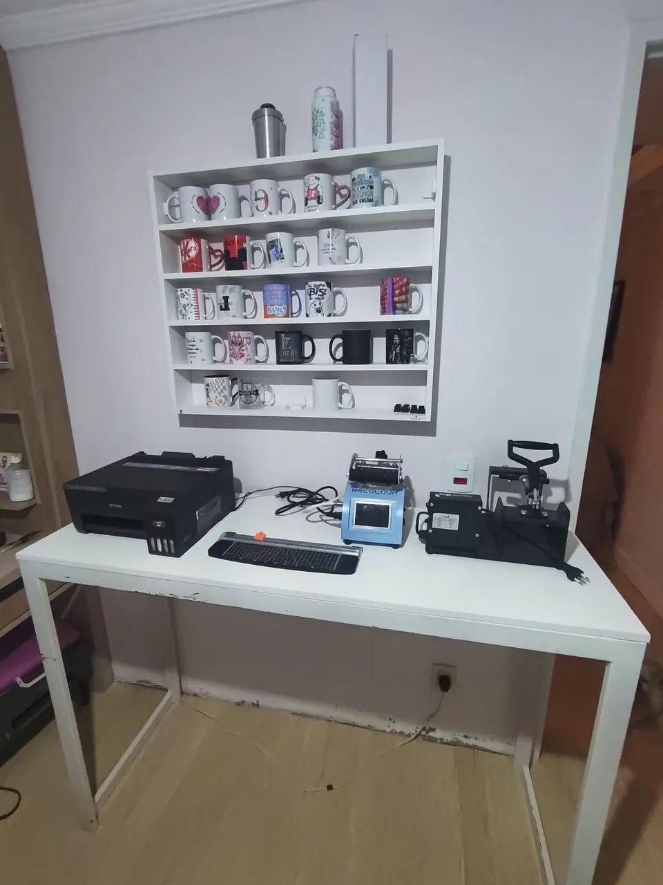 Mesa e máquinas para sublimação de canecas