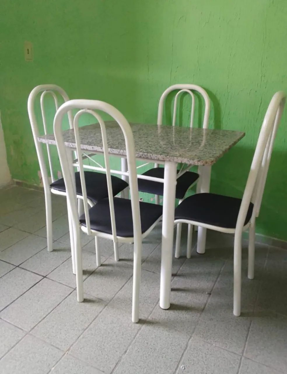 Mesa com 4 cadeiras 