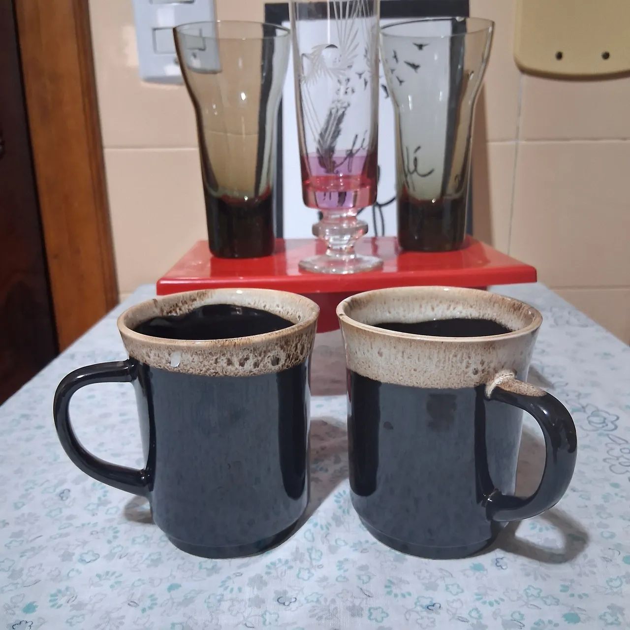Kit5 peças,  2 canecas,  1 taça alta elegante,  2 copos estreitos, altos e delicados. - Foto 3