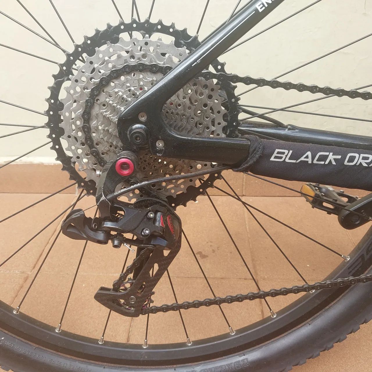 Bike Carbono 12 velocidades Semi Nova Black Orange pouco rodada  - Foto 3