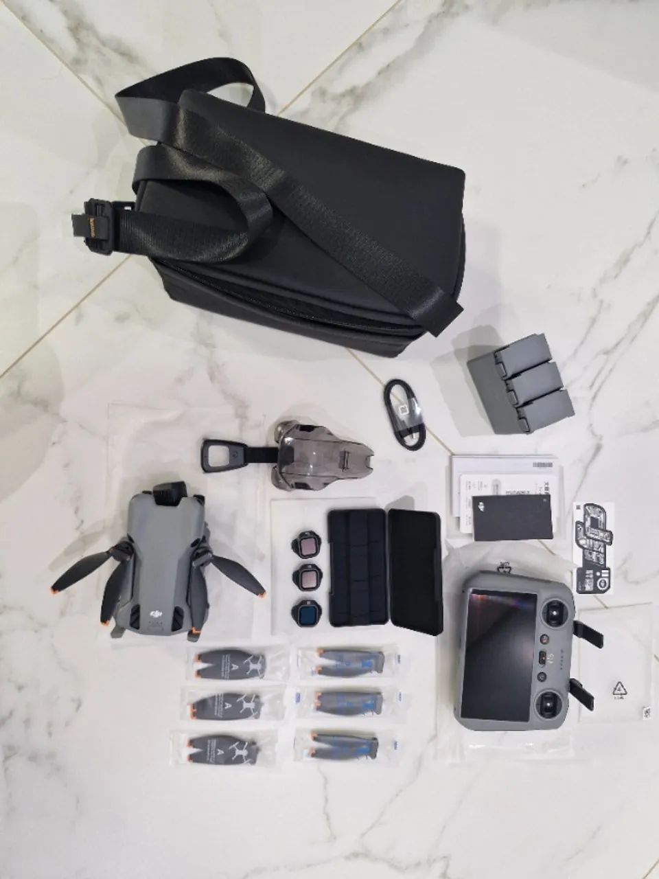 Drone DJI modelo: EDJIMT5MFND DJI MINI PRO FLY MORE PLUS