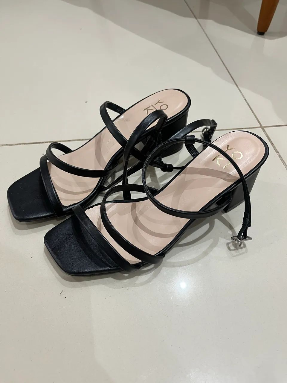 Salto bloco baixo no estilo sandália na cor preta  - Foto 2