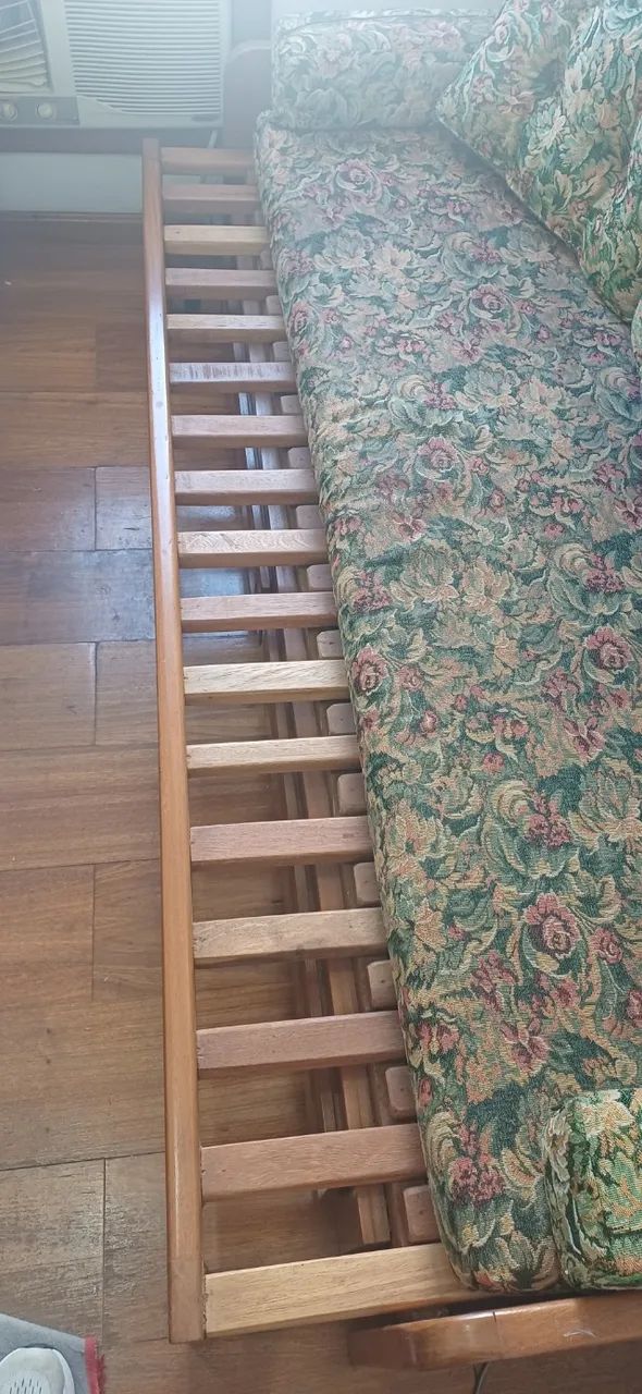Sofa cama madeira maciça com duas gavetas  - Foto 3