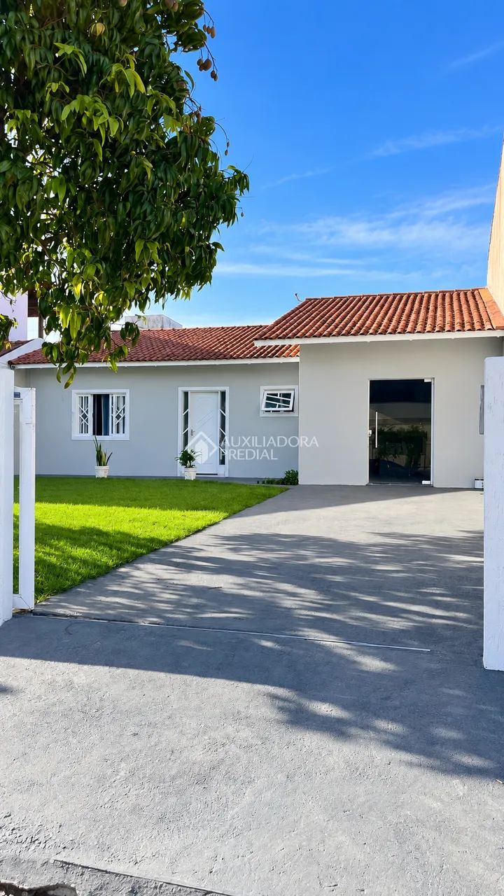 Casa com 3 quartos e 200m² à venda em Carianos, Florianópolis.