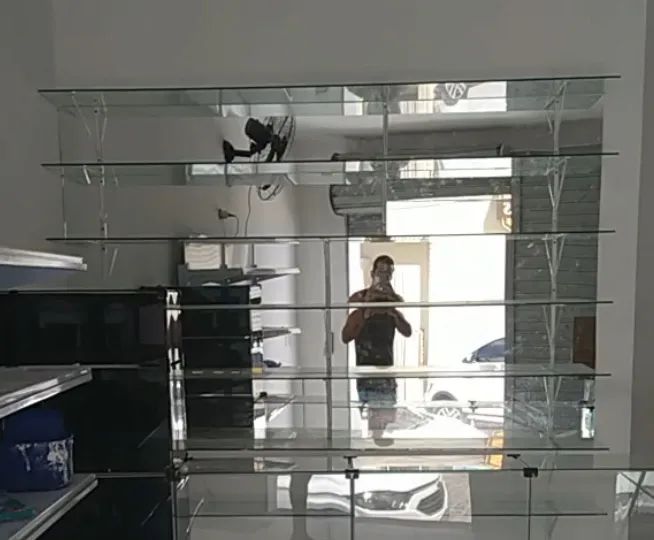 Prateleiras de vidro com espelho