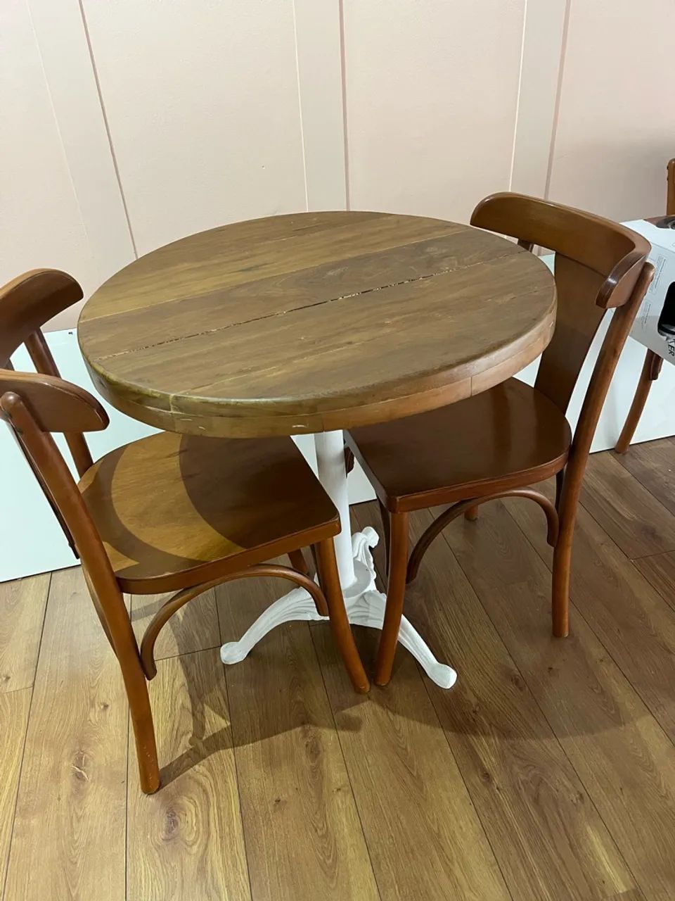 Mesa com 2 cadeiras