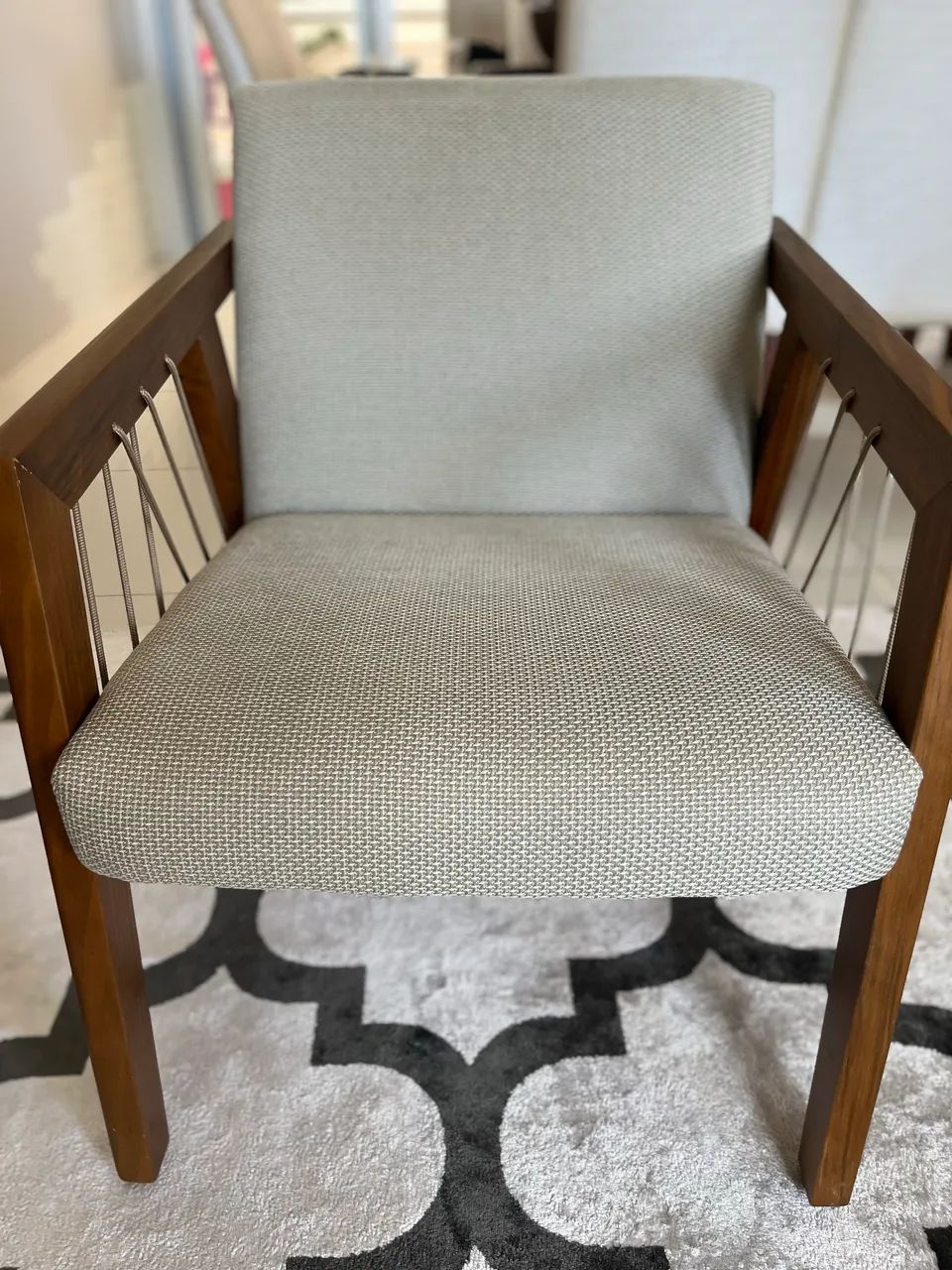 Poltrona em madeira maciça nova - Foto 4