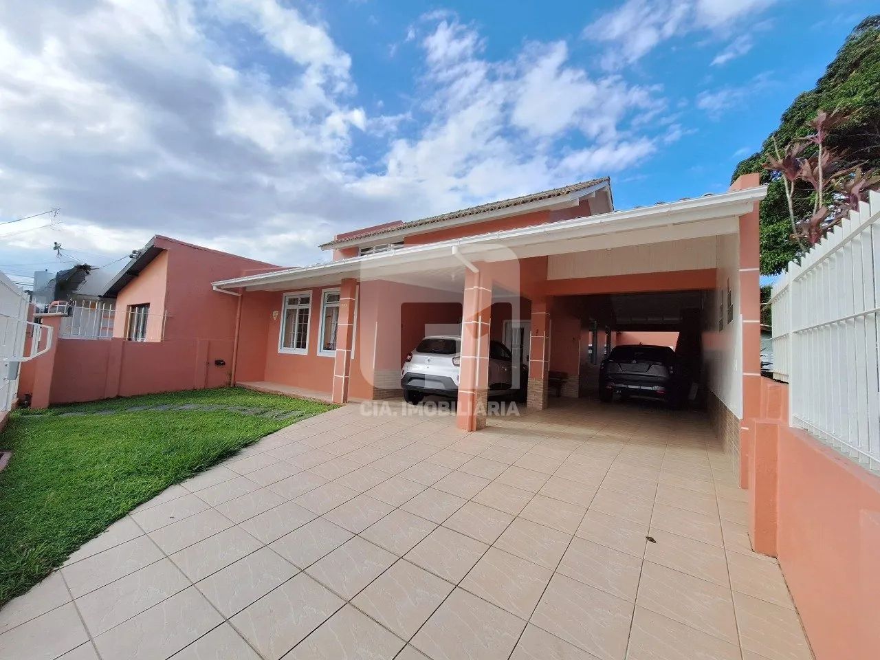 Casa de 4 dormitórios com vista mar no Sambaqui